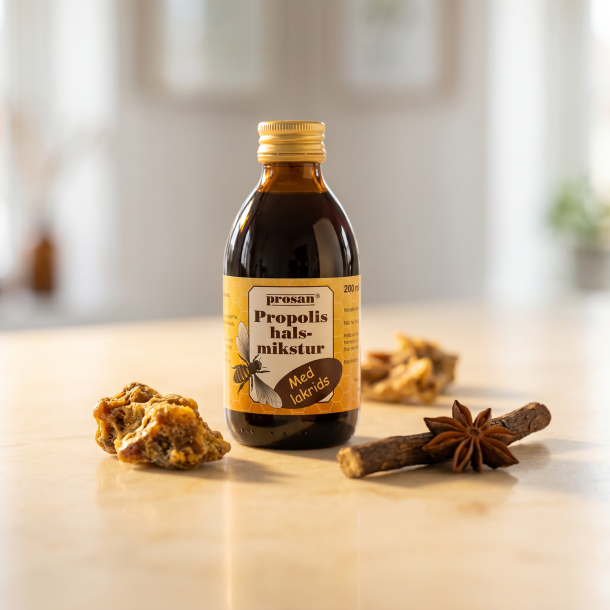 Prosan Propolis mikstur pr�senteret p� lyst gyldent marmor, ledsaget af rustik lakridsrod, anis og r� propolis i et varmt, indbydende apoteker-milj�.