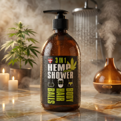 PALACIO Pump Hemp Shower 3-in-1 for Men (500 ml). Et stemningsfuldt produktbillede af den brune pumpeflaske placeret p� en v�d marmoroverflade i et luksuri�st, dampende spa-milj�. Labelen viser tydeligt branding med det danske flag og de karakteristiske ikoner for 'Balls', 'Hair' og 'Body'. Baggrunden er pr�get af varmt, gyldent lys, t�ndte stearinlys, en gr�n hampplante og en diffuser.