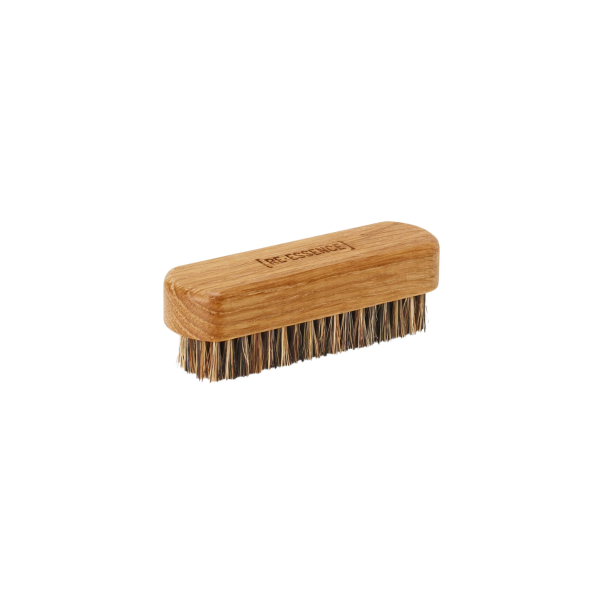 Eksklusiv [RE�ESSENCE] negleb�rste udf�rt i olieret egetr� med t�tte, naturlige vildsvineb�rster p� sort baggrund.
