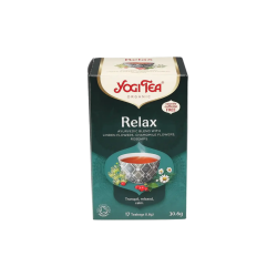 En m�rkegr�n �ske fra m�rket Yogi Tea Organic med teksten 'Relax'. P� �sken er der en smuk illustration af en m�nstret gr� tekop, der er omgivet af hvide og gule kamilleblomster samt lindeblade.