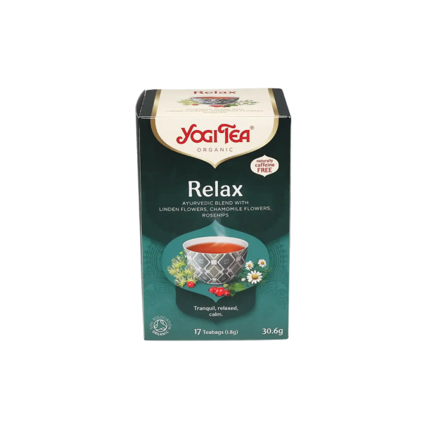 En m�rkegr�n �ske fra m�rket Yogi Tea Organic med teksten 'Relax'. P� �sken er der en smuk illustration af en m�nstret gr� tekop, der er omgivet af hvide og gule kamilleblomster samt lindeblade.