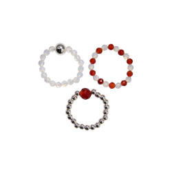 Tre l�se 'Blood Moon' elastikringe lagt samlet. Ringene best�r af dybr�d rubin, lysende hvid m�nesten og sm�, blanke fors�lvede perler.