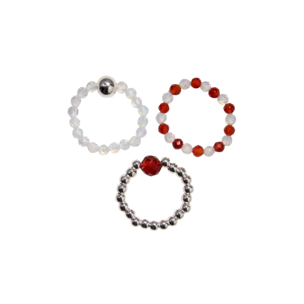 Tre l�se 'Blood Moon' elastikringe lagt samlet. Ringene best�r af dybr�d rubin, lysende hvid m�nesten og sm�, blanke fors�lvede perler.
