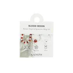 Nymph 'Blood Moon' �delstensringe s�t pr�senteret p� et lyst displaykort. Kortet viser tre elastiske krystalringe med rubin og m�nesten ud for deres unikke navne og symboler: Eclipse, Red Glow og Moon.