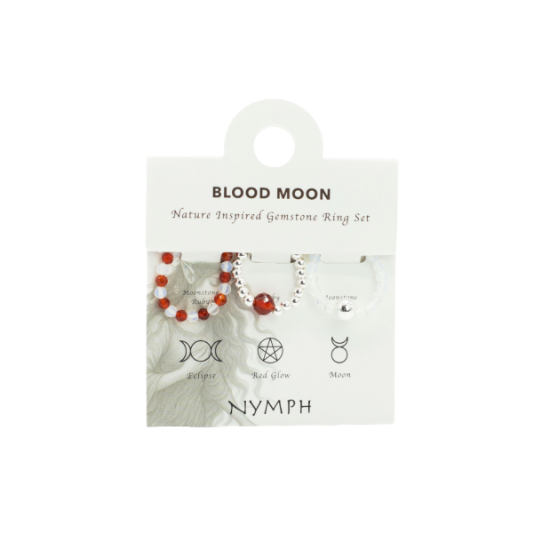 Nymph 'Blood Moon' �delstensringe s�t pr�senteret p� et lyst displaykort. Kortet viser tre elastiske krystalringe med rubin og m�nesten ud for deres unikke navne og symboler: Eclipse, Red Glow og Moon.
