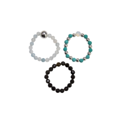Tre l�se 'Endless Ocean' elastikringe lagt samlet. Ringene best�r af lysebl� akvamarin, m�rketurkis, glat sort obsidian og sm�, blanke fors�lvede perler.