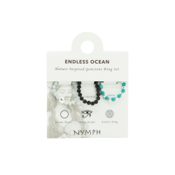 Nymph 'Endless Ocean' �delstensringe s�t pr�senteret p� et lyst displaykort. Kortet viser tre elastiske krystalringe med akvamarin, obsidian og turkis ud for deres unikke navne og symboler: Ocean Pearl, Deep Ocean og Siren's Song.