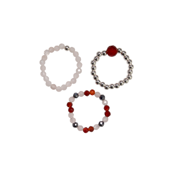 Tre l�se 'Love & Flame' elastikringe lagt samlet. Ringene best�r af blid lyser�d rosakvarts, facetteret dybr�d rubin og sm�, blanke fors�lvede perler.