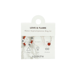 Nymph 'Love & Flame' �delstensringe s�t pr�senteret p� et lyst displaykort. Kortet viser tre elastiske krystalringe med rosakvarts og rubin ud for deres unikke navne og symboler: Flame, Love og Evermore.