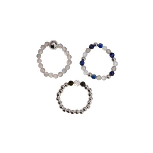Tre smukke elastiske krystalringe med dybbl� lapis lazuli, glimtende labradorit, opalit og sm� fors�lvede perler.