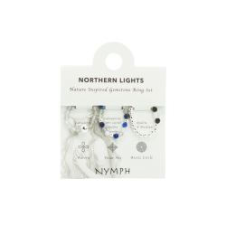 Nymph 'Northern Lights' �delstensringe s�t pr�senteret p� originalt display-kort. Billedet viser tre elastiske krystalringe med lapis lazuli og labradorit ud for deres unikke navne og symboler: Aurora, Polar Sky og Arctic Circle.