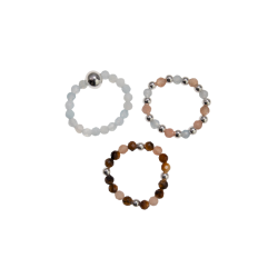 Tre l�se 'Sea Sunset' elastikringe lagt samlet. Ringene best�r af lysebl� akvamarin, gyldent tiger�je, ferskenfarvet solsten og sm�, blanke fors�lvede perler.
