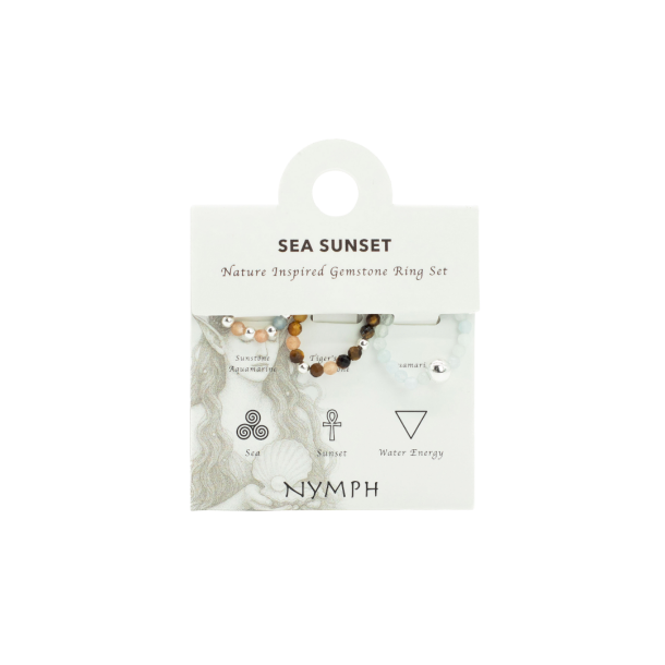 Nymph 'Sea Sunset' �delstensringe s�t pr�senteret p� et lyst displaykort. Kortet viser tre elastiske krystalringe med akvamarin, tiger�je og solsten ud for deres unikke navne og symboler: Sea, Sunset og Water Energy.