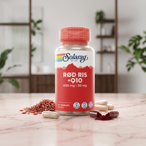 Solaray R�d Ris og Q10 d�se pr�senteret p� lyst r�dligt marmor, ledsaget af dybr�de riskorn og vegetabilske kapsler i et eksklusivt apoteker-milj�.