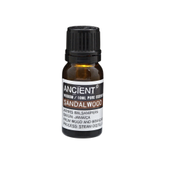 En lille m�rk ravfarvet glasflaske med �terisk olie fra Ancient. Etiketten har en dyb brun stribe og teksten 'Sandalwood' med botaniske oplysninger.