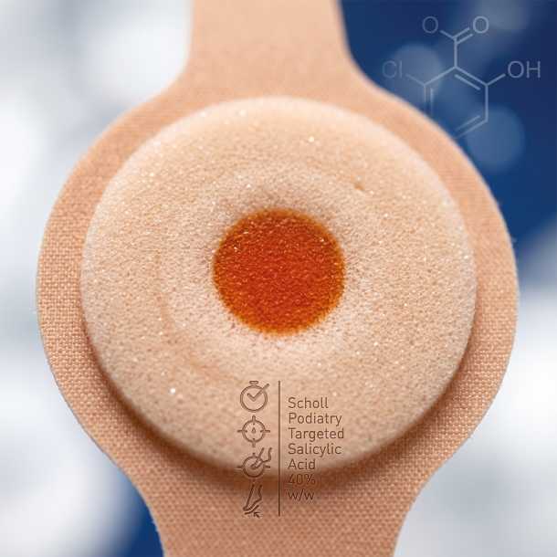 Et utroligt skarpt og detaljeret n�rbillede af et medicinsk fodplaster med en bl�d, polstret ring i midten. Ringen har en svag, klinisk farvetone, der symboliserer den aktive syre. Plasteret ligger p� en ren, klinisk hvid og svag bl� baggrund.