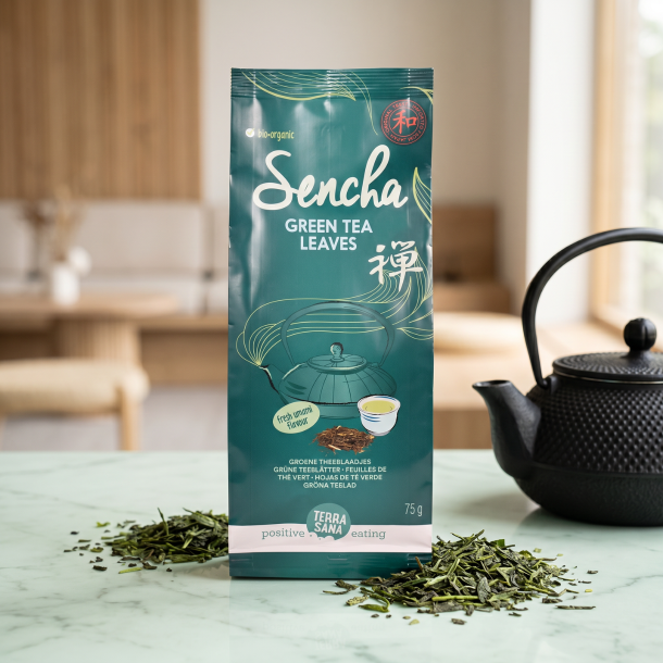 TerraSana Sencha tepose pr�senteret p� lyst gr�nt marmor, smukt ledsaget af l�se gr�nne teblade og en japansk st�bejernskande i et eksklusivt te-milj�.