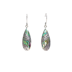 Opretst�ende Shell & Silver Earrings Long Teardrop. Et par slanke, lange dr�beformede �reringe i sterlings�lv. Hen over den indlagte, flerfarvede abalone-skal snor der sig et asymmetrisk, bl�dt b�lgem�nster af s�lv.