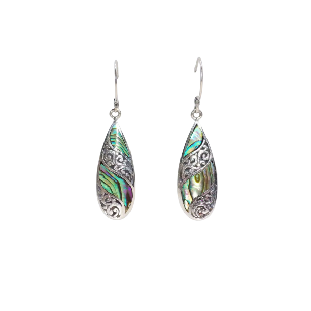Opretst�ende Shell & Silver Earrings Long Teardrop. Et par slanke, lange dr�beformede �reringe i sterlings�lv. Hen over den indlagte, flerfarvede abalone-skal snor der sig et asymmetrisk, bl�dt b�lgem�nster af s�lv.