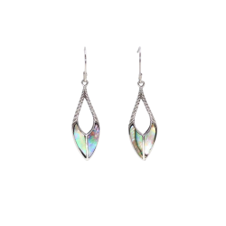 Opretst�ende Shell & Silver Earrings Spear Drops. Aflange, spidse �reringe i sterlings�lv med en flettet s�lvkant foroven og en funklende bl�-gr�n abalone-skal indlagt i den nederste spids.