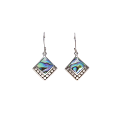 Opretst�ende Shell & Silver Earrings Square Dots. Et par h�nge�reringe i s�lv med et kvadratisk vedh�ng. Langs de nederste kanter er der sm� s�lvkugler, og i midten en funklende abalone-skal i havbl�, gr�nne og lilla farver.