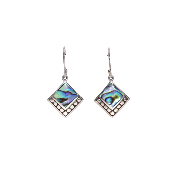 Opretst�ende Shell & Silver Earrings Square Dots. Et par h�nge�reringe i s�lv med et kvadratisk vedh�ng. Langs de nederste kanter er der sm� s�lvkugler, og i midten en funklende abalone-skal i havbl�, gr�nne og lilla farver.
