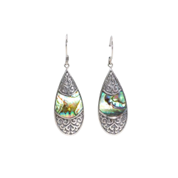 Opretst�ende Shell & Silver Earrings Teardrop Oval. Et par dr�beformede �reringe i sterlings�lv med detaljerede snirkelm�nstre (filigran) i top og bund, og en iriserende abalone-skal i midten i bl�, gr�nne og lilla nuancer.
