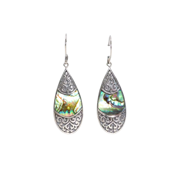 Opretst�ende Shell & Silver Earrings Teardrop Oval. Et par dr�beformede �reringe i sterlings�lv med detaljerede snirkelm�nstre (filigran) i top og bund, og en iriserende abalone-skal i midten i bl�, gr�nne og lilla nuancer.
