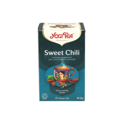 Den petrolbl� �ske fra m�rket Yogi Tea Organic med teksten 'Sweet Chili'. P� forsiden er der et billede af en m�nstret tekop, r�d chili, kakaob�nner, kardemomme og kanel.