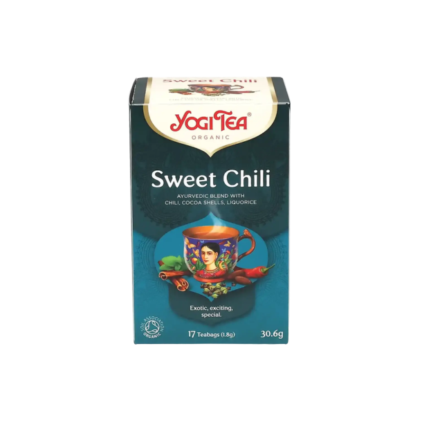 Den petrolbl� �ske fra m�rket Yogi Tea Organic med teksten 'Sweet Chili'. P� forsiden er der et billede af en m�nstret tekop, r�d chili, kakaob�nner, kardemomme og kanel.