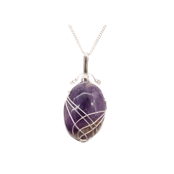 N�rbillede af et smukt, lilla ametyst-vedh�ng, der er sv�bt i elegant, s�lvbelagt wire-wrap tr�d i et snirklet m�nster.