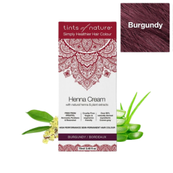 Tints of Nature Henna Cream Burgundy 70 ml. Hvid emballage med et dyb-bordeaux mandala-m�nster, flankeret af friske aloe vera blade og kamille.