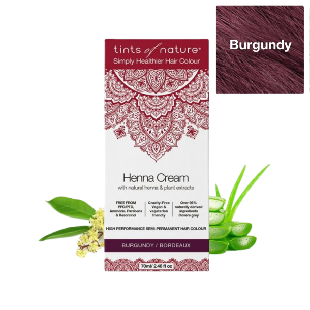 Tints of Nature Henna Cream Burgundy 70 ml. Hvid emballage med et dyb-bordeaux mandala-m�nster, flankeret af friske aloe vera blade og kamille.