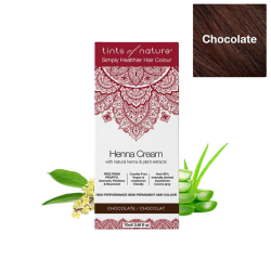 Tints of Nature Henna Cream Chocolate 70 ml. Hvid emballage med et chokoladebrunt mandala-m�nster, flankeret af frisk aloe vera og kamilleblomster.