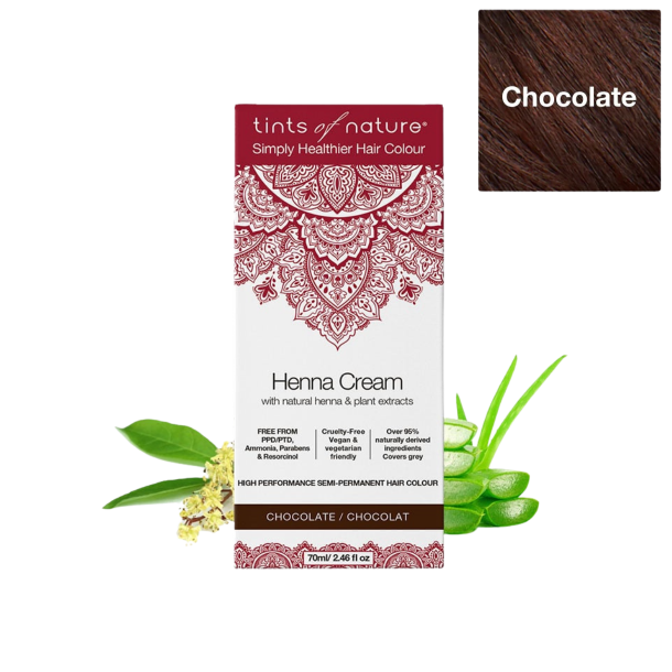 Tints of Nature Henna Cream Chocolate 70 ml. Hvid emballage med et chokoladebrunt mandala-m�nster, flankeret af frisk aloe vera og kamilleblomster.