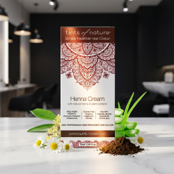 Tints of Nature Chocolate �ske anrettet p� lyst marmor, omgivet af frisk aloe vera, kamille og chokoladebrun henna i et eksklusivt salon-milj�.