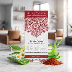 Tints of Nature Henna �ske anrettet p� hvidt marmor, omgivet af frisk aloe vera, kamille og �gte hennapulver i et moderne, eksklusivt salon-milj�.