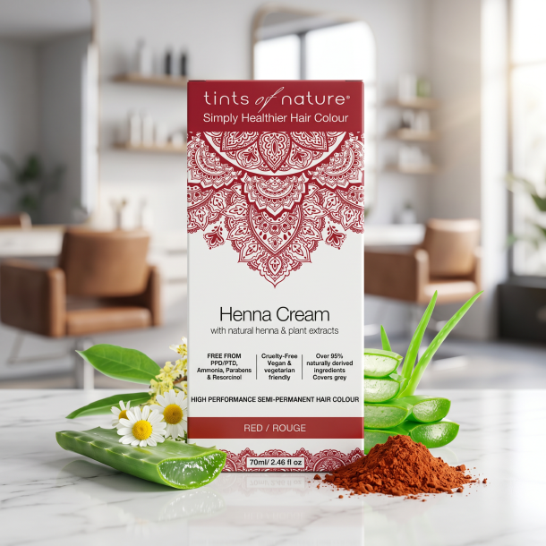 Tints of Nature Henna �ske anrettet p� hvidt marmor, omgivet af frisk aloe vera, kamille og �gte hennapulver i et moderne, eksklusivt salon-milj�.