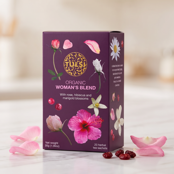N�rbillede af den smukke lilla Tulsi te�ske st�ende p� et lyst marmorbord, elegant flankeret af friske, sarte rosenblade og et par t�rrede traneb�r i et bl�dt og roligt morgelys.