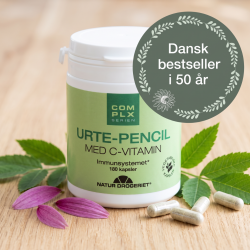 N�rbillede af den hvide og gr�nne Urte-penCil d�se fra Natur-Drogeriet, st�ende skarpt p� en lys, organisk tr�flade. Et par smukke, lilla kronblade fra en purpursolhat (echinacea), friske askeblade og et par vegetabilske kapsler ligger spredt foran d�sen i et lyst og friskt morgenskin.