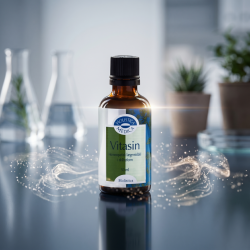 Vitasin dr�beflasken st�ende p� m�rk skifer, omgivet af smukke, sv�vende lyspartikler, der symboliserer energetisk balance.
