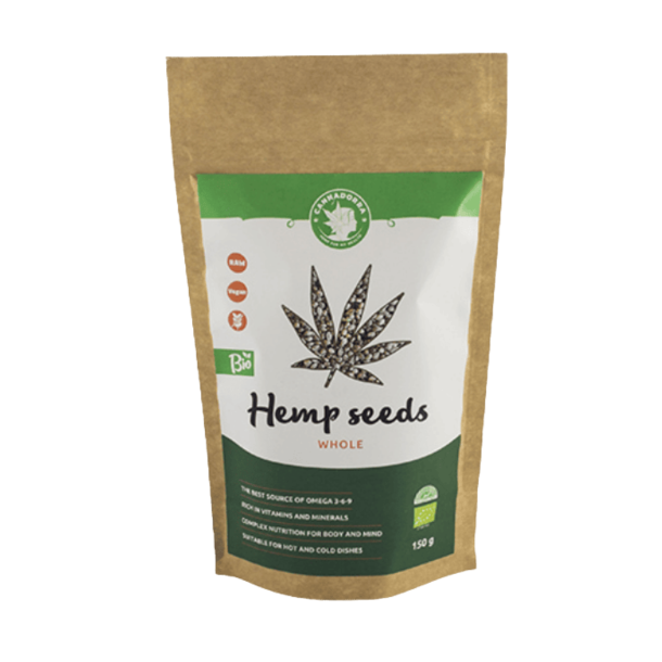 En 500g brun papirspose med Cannadorra �kologiske hele hampefr� (Hemp seeds WHOLE), dekoreret med et stort hampblad lavet af fr�.