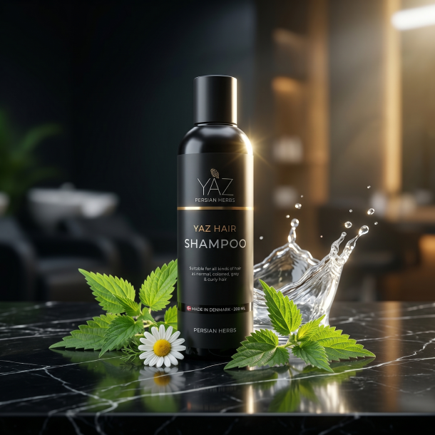YAZ Persian Herbs Shampoo pr�senteret p� sort marmor omgivet af friske br�nden�ldeblade, kamilleblomster og rent vand.