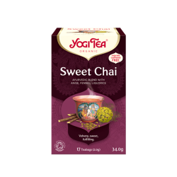En varm gul og gylden �ske fra m�rket Yogi Tea Organic med teksten 'Sweet Chai'. P� forsiden ses en smuk, m�nstret indisk tekop omgivet af stjerneanis, fennikelfr� og nelliker.