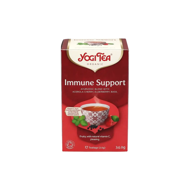 Den dybr�de �ske fra m�rket Yogi Tea Organic med teksten 'Immune Support'. P� �sken ses en te-kop der er elegant omgivet af gr�nne basilikumblade og sm�, knaldr�de acerola-kirseb�r.