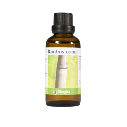 Et krystalklart makrobillede af en vanddr�be, der falder fra den indbyggede dr�bet�ller p� en m�rk ravfarvet glasflaske. Den bl�dt sl�rede baggrund udg�res af friske, lysegr�nne bambusblade og st�ngler i sollys. Lyset er klart, organisk og fokuseret p� dr�bens renhed.