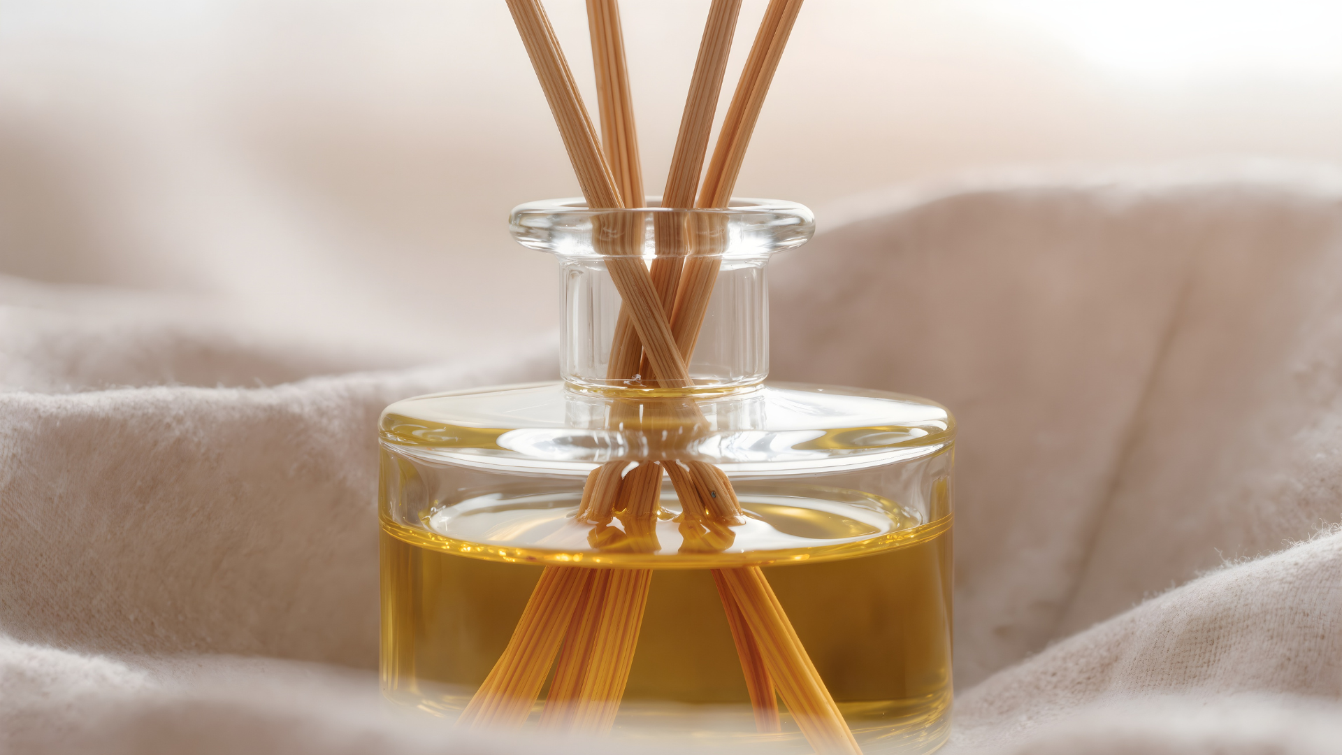N&aelig;rbillede af duftpinde der absorberer olie i minimalistisk design