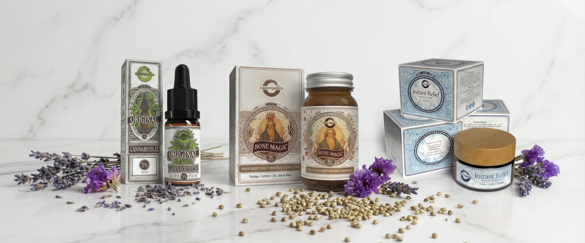 Minimalistisk opstilling af Raw Organics produkter omgivet af naturlige ingredienser