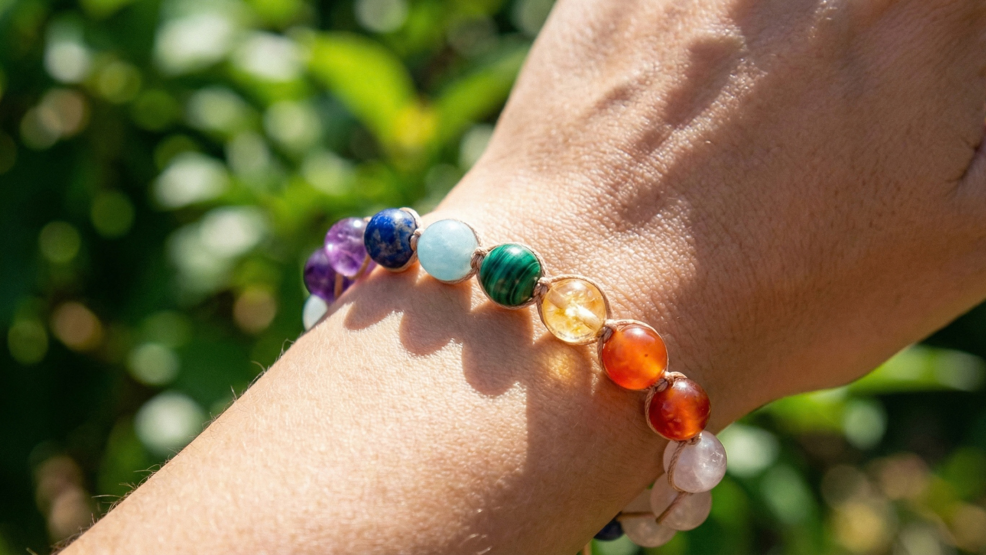 N&aelig;rbillede af et smukt Gemstone Manifestation Armb&aring;nd med unikke perler